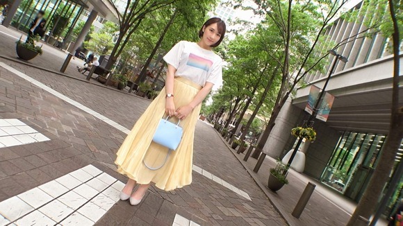 東京駅周辺で２４歳不動産会社OLをナンパ。敏感なパイパンオマ●コのせいで喘ぎまくり 3