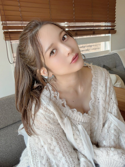 黒嵜菜々子 プロデューサー兼アイドルの水着グラビア