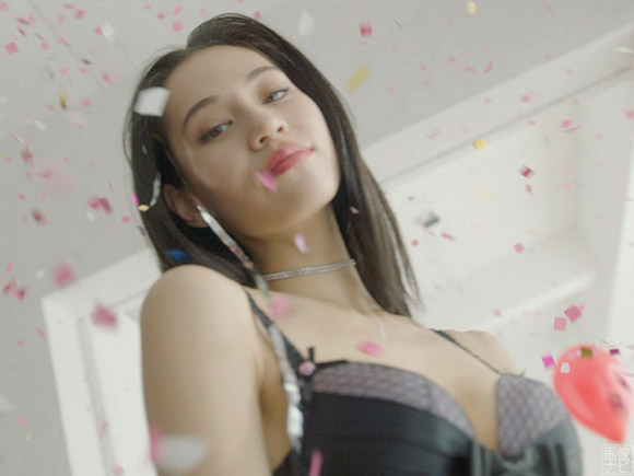 水原希子「Xマスプレゼントでエッチな格好しちゃう!」⇒2ch「おええええ!」「キモイwww」