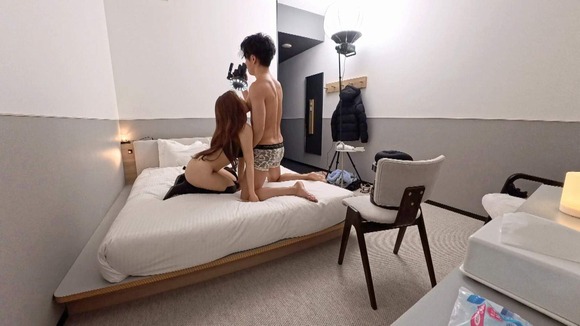 浮気性でエロいこと大好きな２１歳美容部員がネットでAV応募→体験撮影。乳首だけで絶頂しちゃう敏感ボディ…デカ●ンとバイブを交互にハメられ何度もイキまくる 14