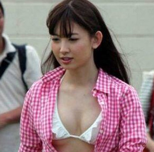 小嶋陽菜の下乳がモロはみ出ているｗｗｗｗ