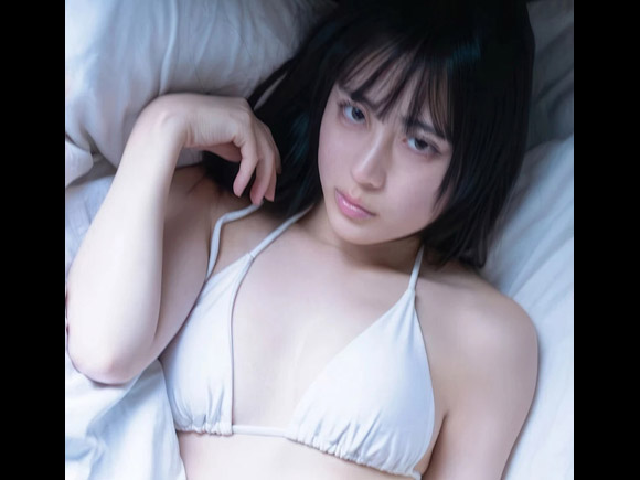 ENE(えね) 身長１４５cm、謎の美女がグラビア降臨