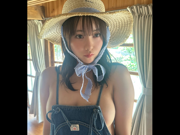 元ラウンドガール橘舞 生乳サスペンダーで大胆露出