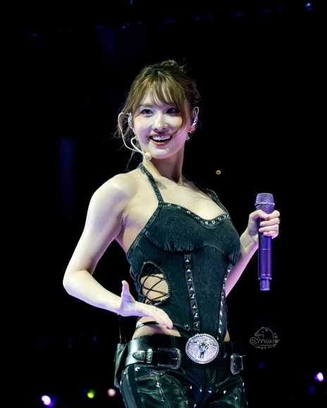 TWICEモモ ライブで魅せる全開美ワキ