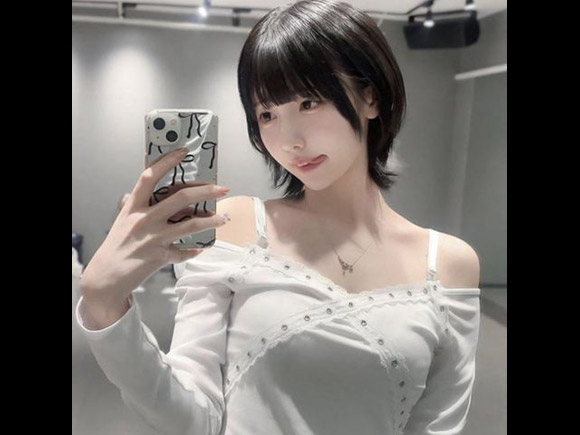 あのちゃん 着てる服が少しエッチで色気がダダ漏れ
