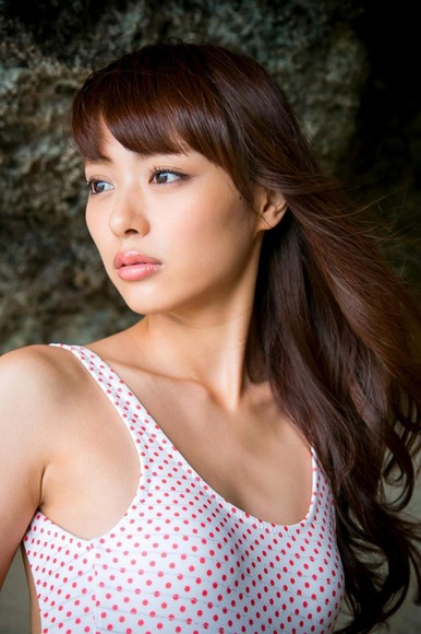 内田理央のハイレグ水着画像004