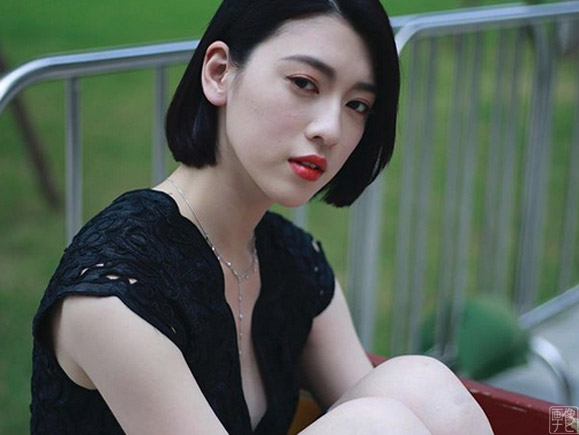 モデルとしても大人気の三吉彩花