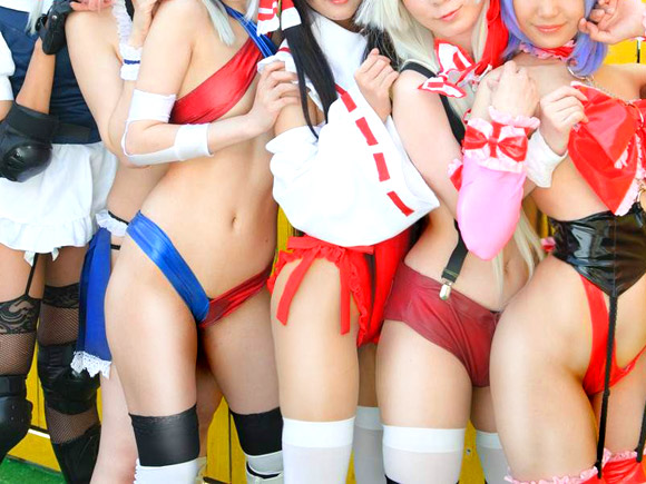 可愛くて過激なコスプレイヤーの集合写真