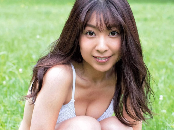 元AKB板野友美の実妹が水着グラビアデビュー