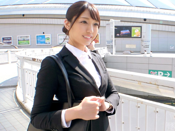 ボディーメイクをしっかりしているようで、脱ぐと腹筋も美しい２４歳の美女