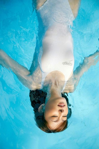 秋山莉奈の白い競泳水着グラビア画像003
