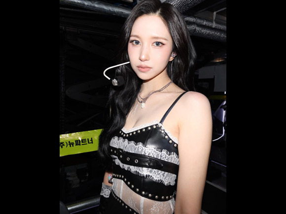 TWICEミナ 神々しく美しいライブ衣装で谷間チラ