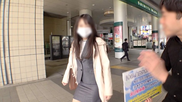 ずっとパンツ見えてる…渋谷で見つけた２１歳モデル系アパレル店員と非日常旅。実はフェラテク◎でタマ吸いも 4