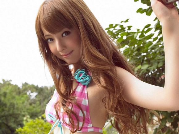 大胆な水着姿にも挑戦した佐々木希