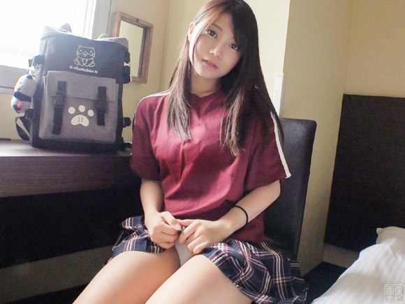 ホテルでスカートを捲ってパンツを見せる女子