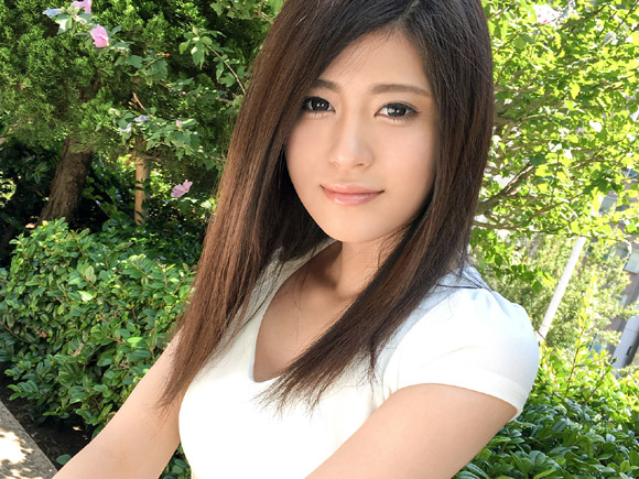 うつむく顔がなんとなく前田敦子に似てる２１歳の素人美女