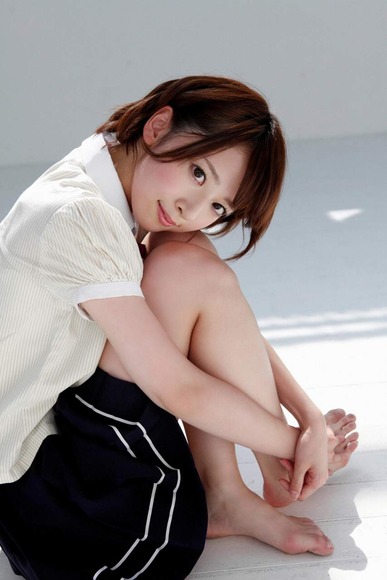 橋本奈々未の美脚画像001