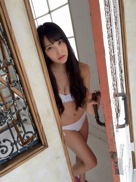 白間美瑠の水着グラビア032