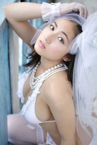 やっぱり胸にしか目が行かない入江紗綾のウェディングドレス姿の画像×６