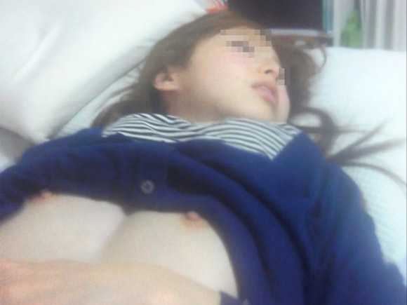 【画像あり】彼氏より先に寝たらエロ写真撮られてうpされる時代・・・・・・・