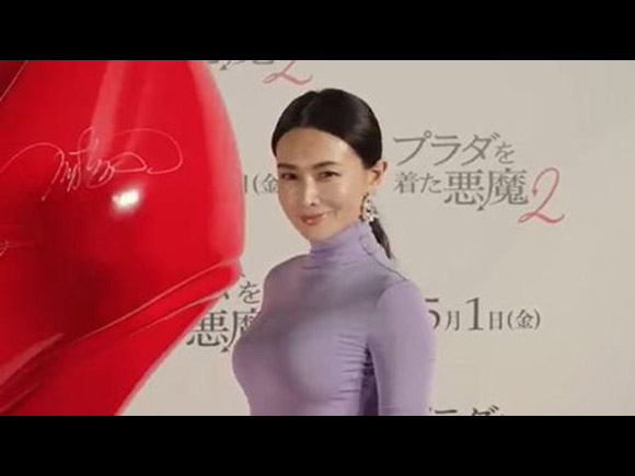 長谷川京子 パツパツの密着ドレス