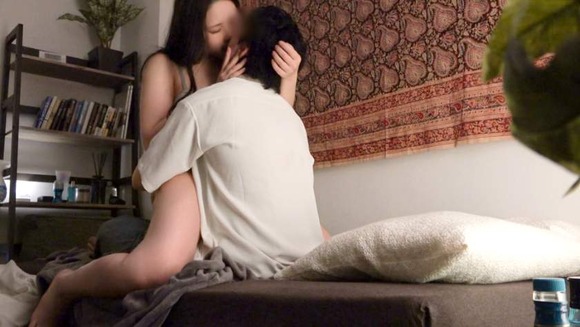 凄腕ナンパ師が２６歳巨乳OLをヤリ部屋へお持ち帰り。ソファで脱がせておっぱい丸出しに…