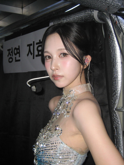TWICEミナ 神々しく美しいライブ衣装で谷間チラ 8