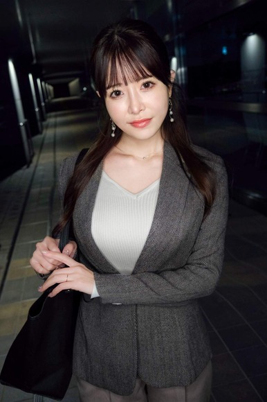４０歳美女と社内不倫。部屋に入った途端におっぱいをひん剥かれメス顔になる既婚上司…脱ぐと美巨乳でパイパン