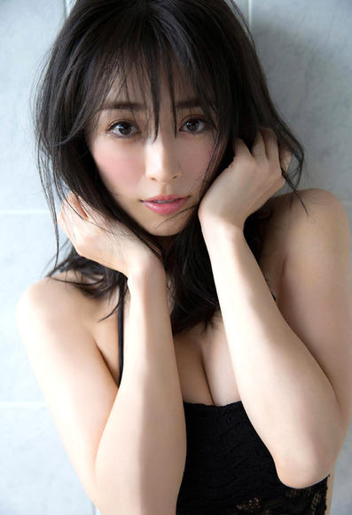 161210泉里香のエロ画像010