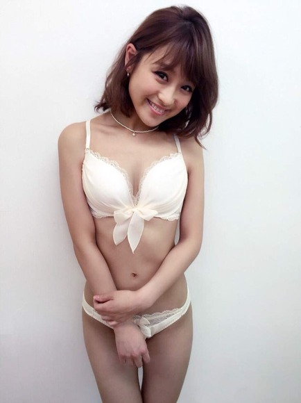 鈴木奈々の下着姿画像009