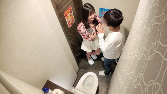 新宿でGカップの２１歳現役JDをナンパしてカラオケへ。トイレに行ったら乱入してきてパイズリ、フェラ…みんな寝てる横でこっそりSEX、ゴムないから中出し