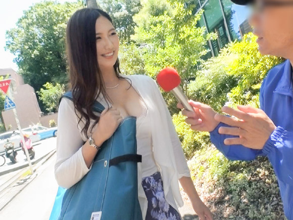 おっぱい見せまくりの美人人妻