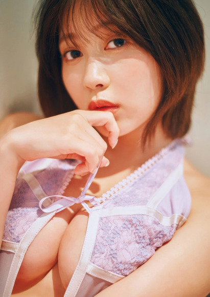 超人気コスプレイヤーあゆの 贅沢なハミ出しボディ 5