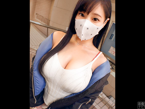 Hカップ爆乳の２２歳女子大生