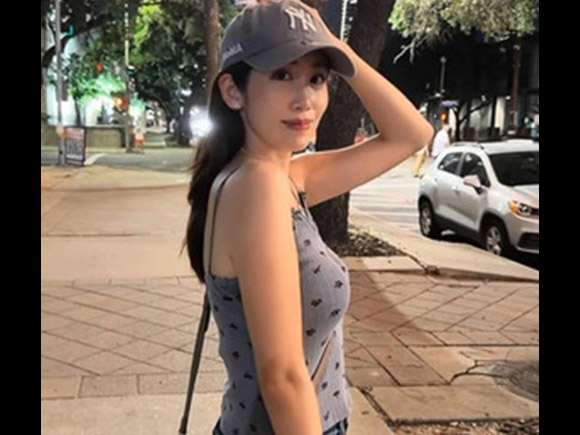 元NHKアナウンサー中川安奈 パイスラで胸が強調される