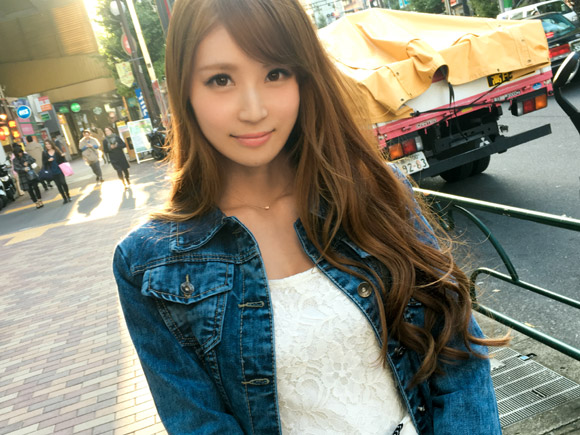 シリーズ最高の美女との意見もあるこちらの24歳の女の子。インタビューという事でお部屋に二人きり。少しずつガードを外していって、最後は本番で大量にブッカケちゃいます