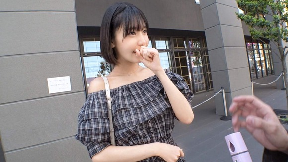 色白でモデル体型な２６歳歯科衛生士をナンパしてホテルへ。電マを当てた途端にエロスイッチON…