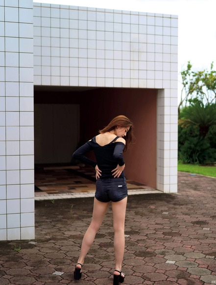 200821朝比奈彩２０２０年のグラビア画像004