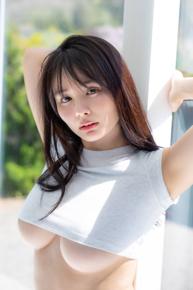 豊島心桜 ２２歳、衝撃的な下乳露出