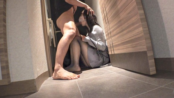 巨乳の２２歳マルチ勧誘美女をラブホに連れ込んでチ●ポで成敗。部屋に入ると睨みながらフェラ、不本意手コキ…パンストを破って挿入 10