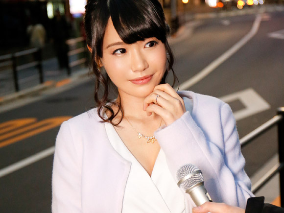 上品だけど胸元ガッツリ開いてるしエロいパンスト履いてる人妻