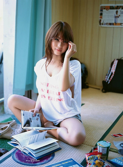 西田麻衣の生太もも画像059