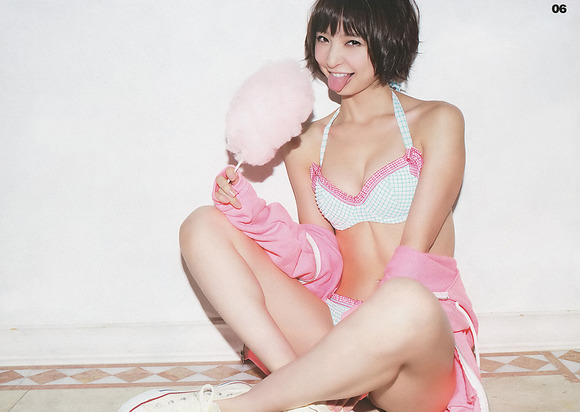 篠田麻里子の舌フェチな擬似フェラ画像006