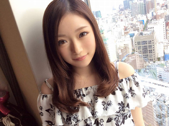 若くして人妻となった欲求不満な美少女