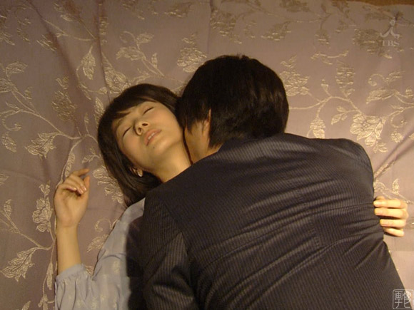 ベッドで首筋にキスされる波瑠さん