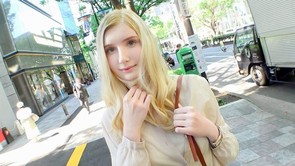 表参道で金髪の白人モデルをナンパ成功。透き通るような素肌と超絶美乳＆プリ尻 2