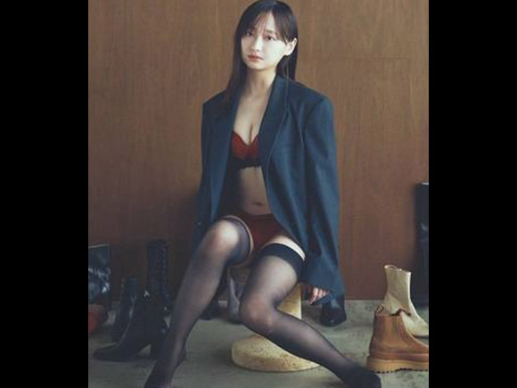 元日向坂４６影山優佳 赤ランジェリー×ストッキング写真がバズりまくり