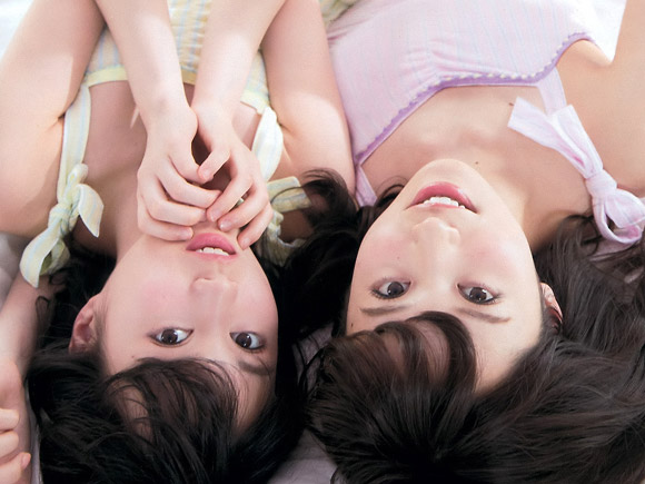 肩出しで乃木坂メンバーにしてはちょっとセクシー寄りの有り難い衣装。二人ともデコルテが美しい