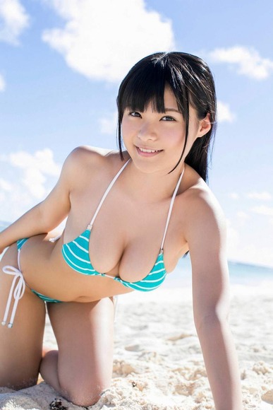 星名美津紀と晴天のビーチでグラビア撮影画像006