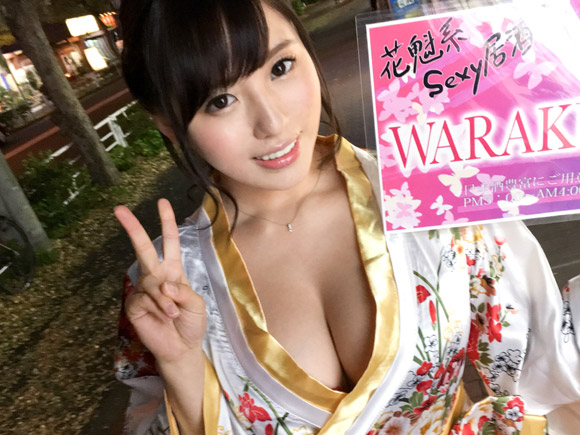 外で客引きをしていた胸元ザックリ過ぎる女の子に声をかけてハメ撮りしちゃいました